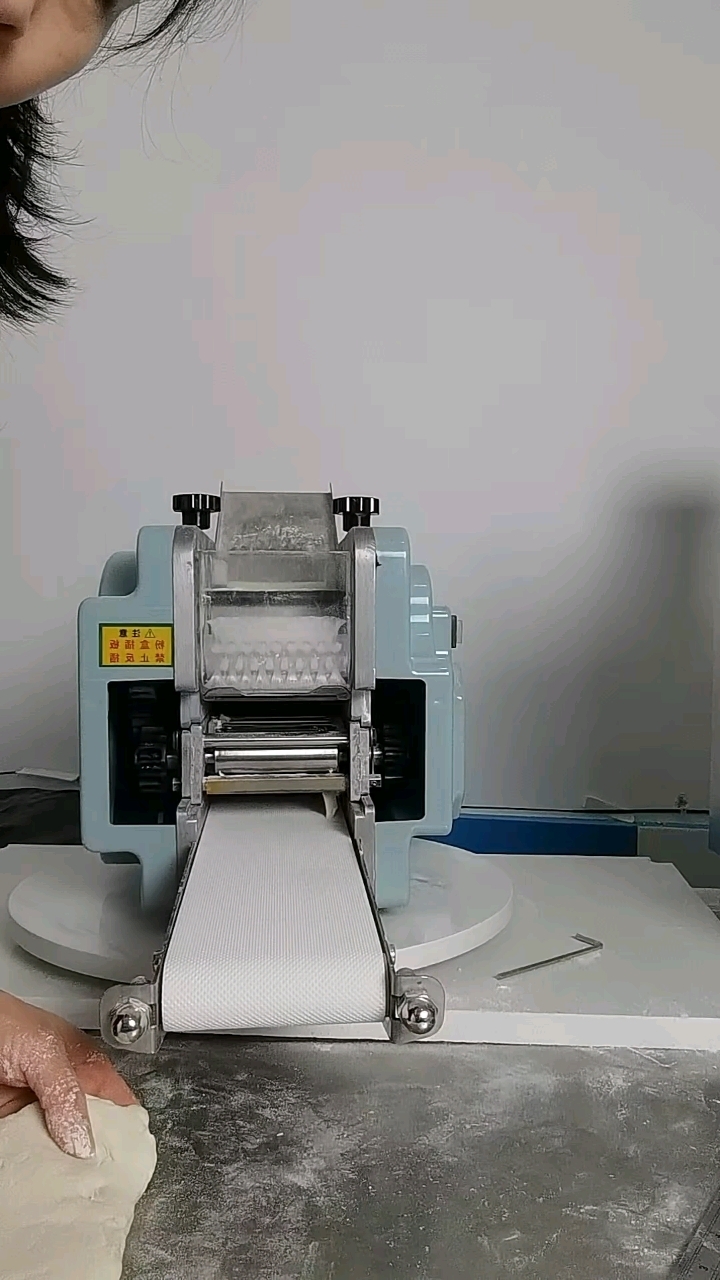 饺子皮机,可任意更换模具,饺子皮,包子皮,馄饨皮,蒸饺皮等等