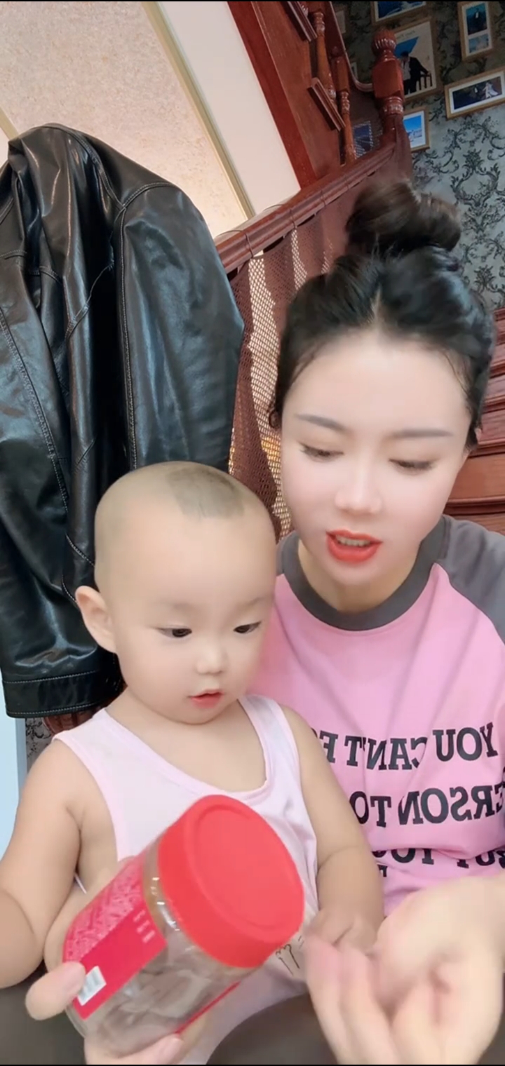 看给二宝急的啥都要吃