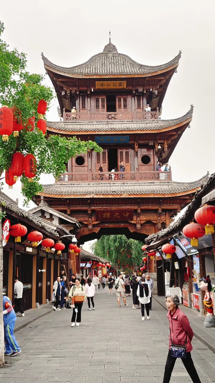 阆中古城位于四川省南充市阆中市阆水中路33号,地处四川盆地东