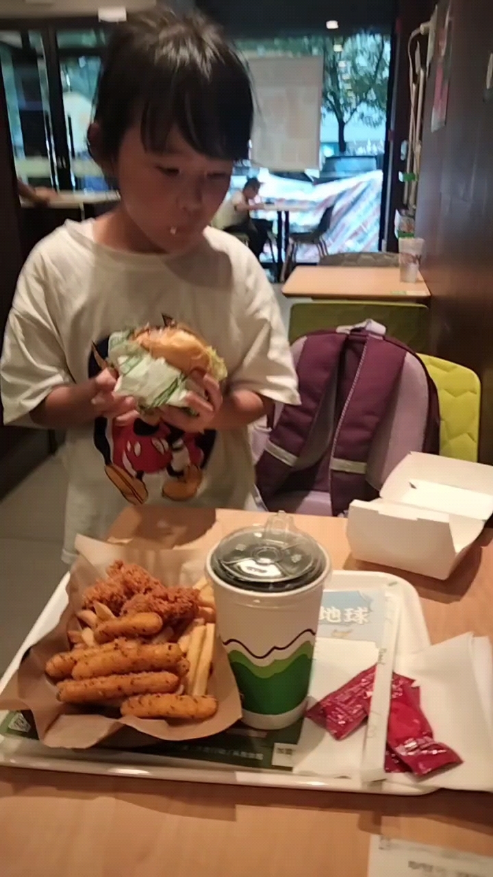 俺孙吃汉堡,,搞笑搞笑