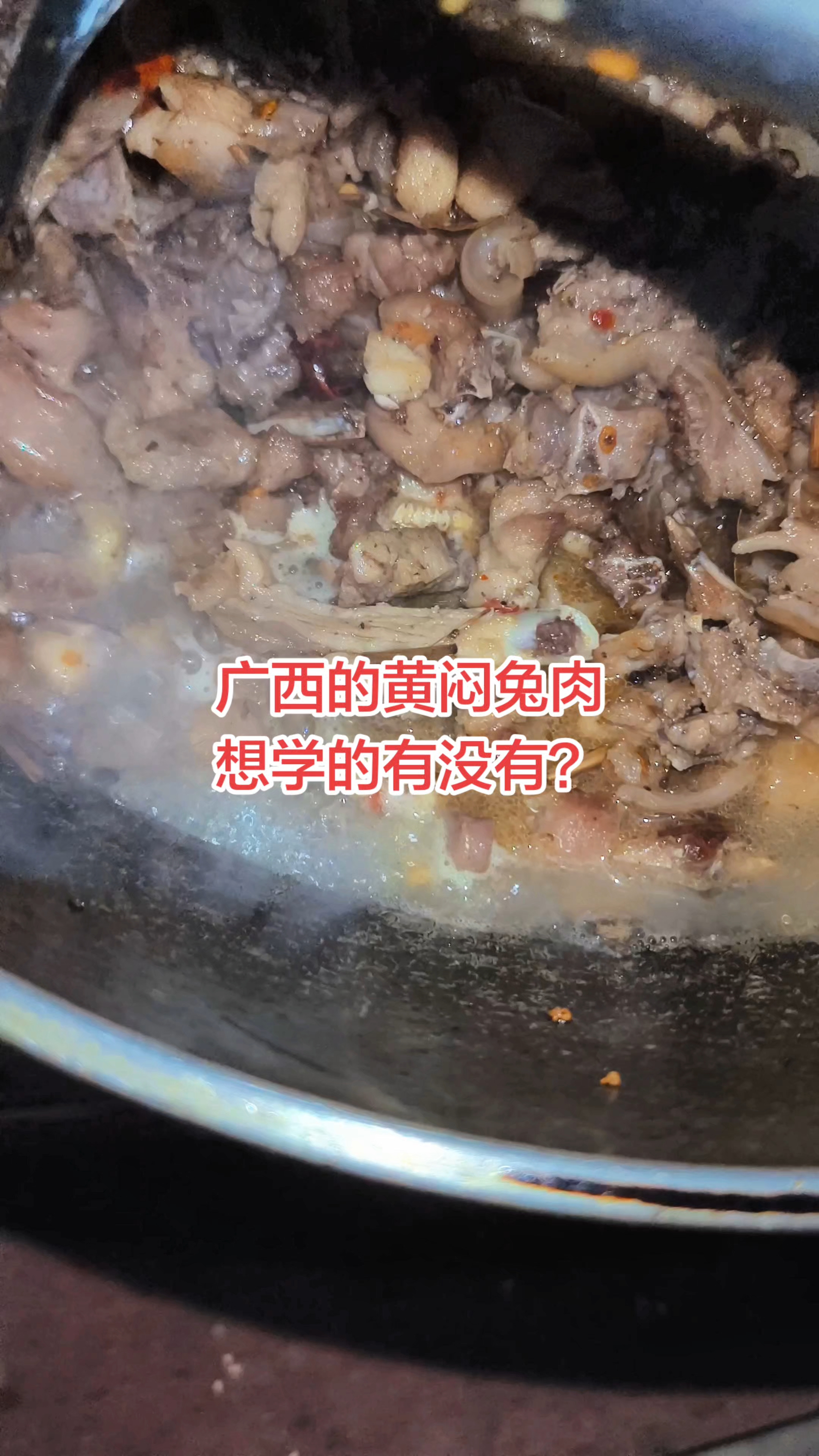兔肉一定要砌的比较细，然后用油炒，炒香以后，放啤酒加水，焖半个小时，再放豆瓣酱，老干妈上色