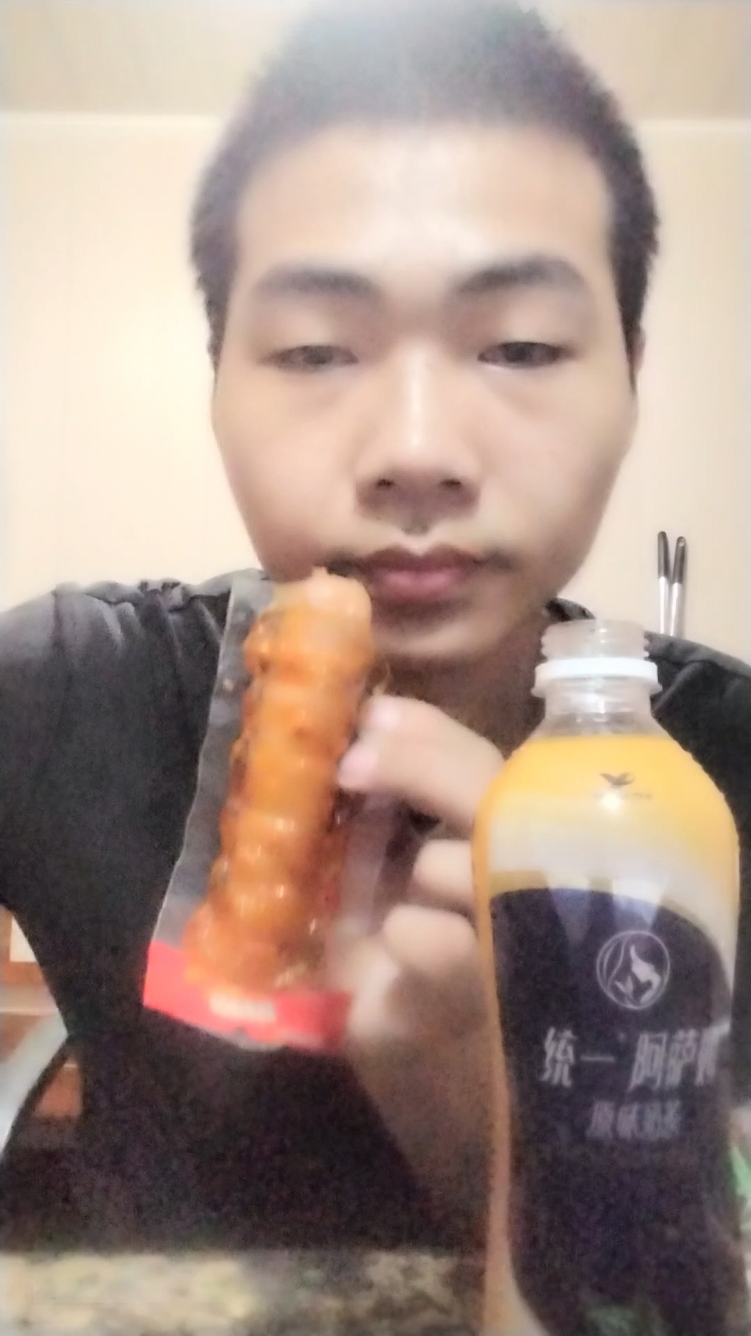 巫玉来吃爵脆火腿香肠喝阿萨姆奶茶