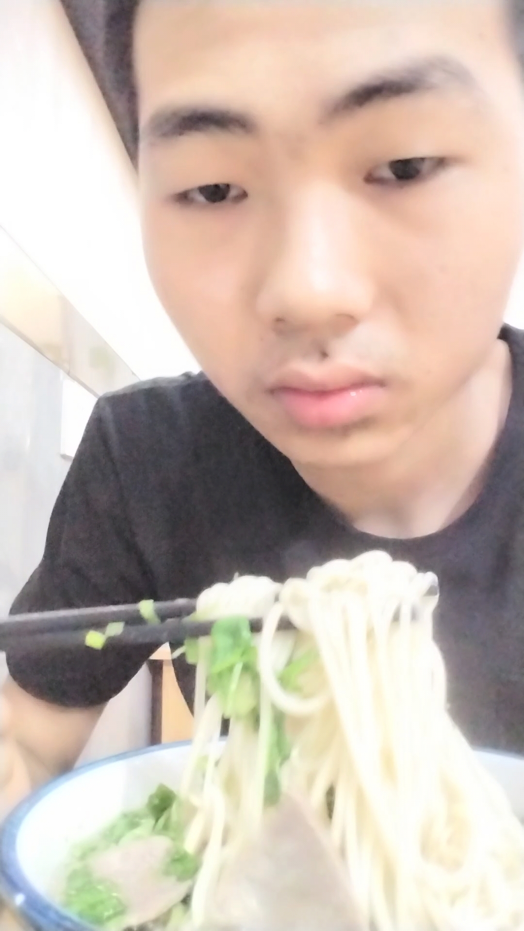 巫玉来吃饭牛肉拉扳杂面条汤水粗细粉丝大白青菜用筷子碗全过程