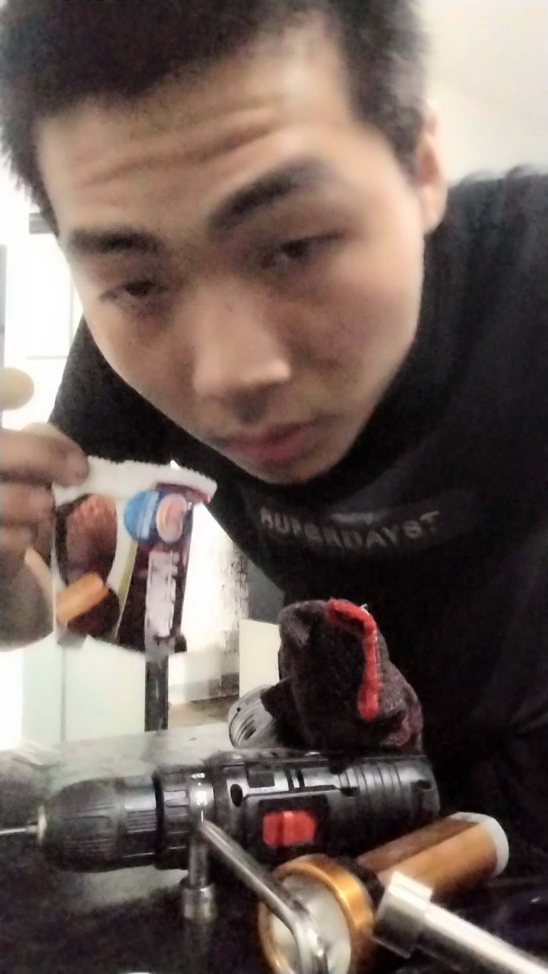 巫玉来吃达利园食品公司集团派对巧克力味道的涂饰鸡蛋糕芯类面饼