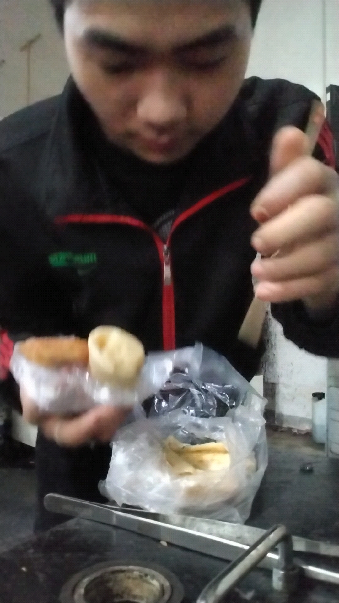 巫玉来吃鸡蛋卷饼红豆肉丝盖浇饭油炸豆角子香肠火腿肠塑料叉喝水