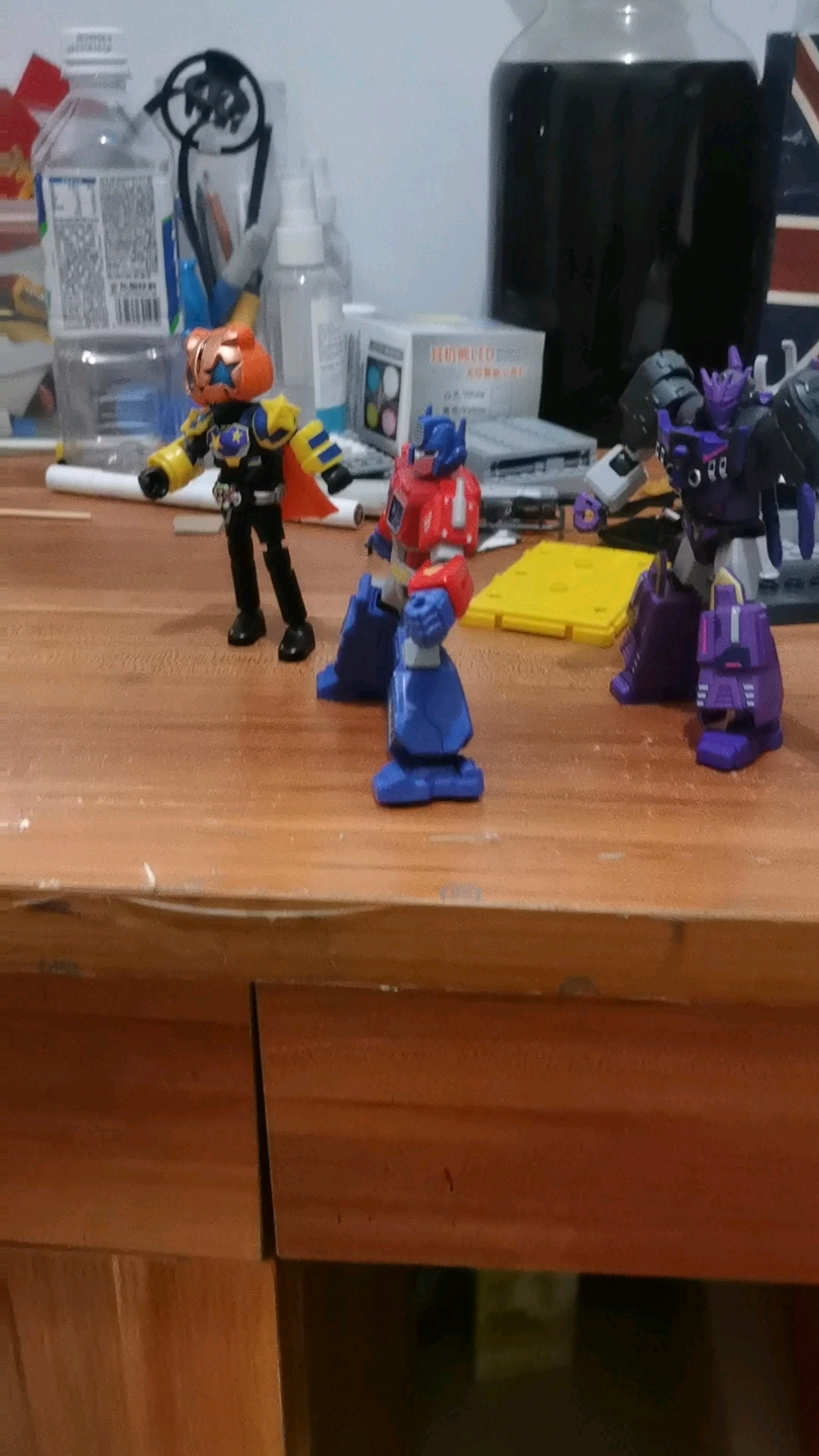 第九集擎天柱本来要明天庆祝南瓜杰克生日他说今天来明天吃蛋糕