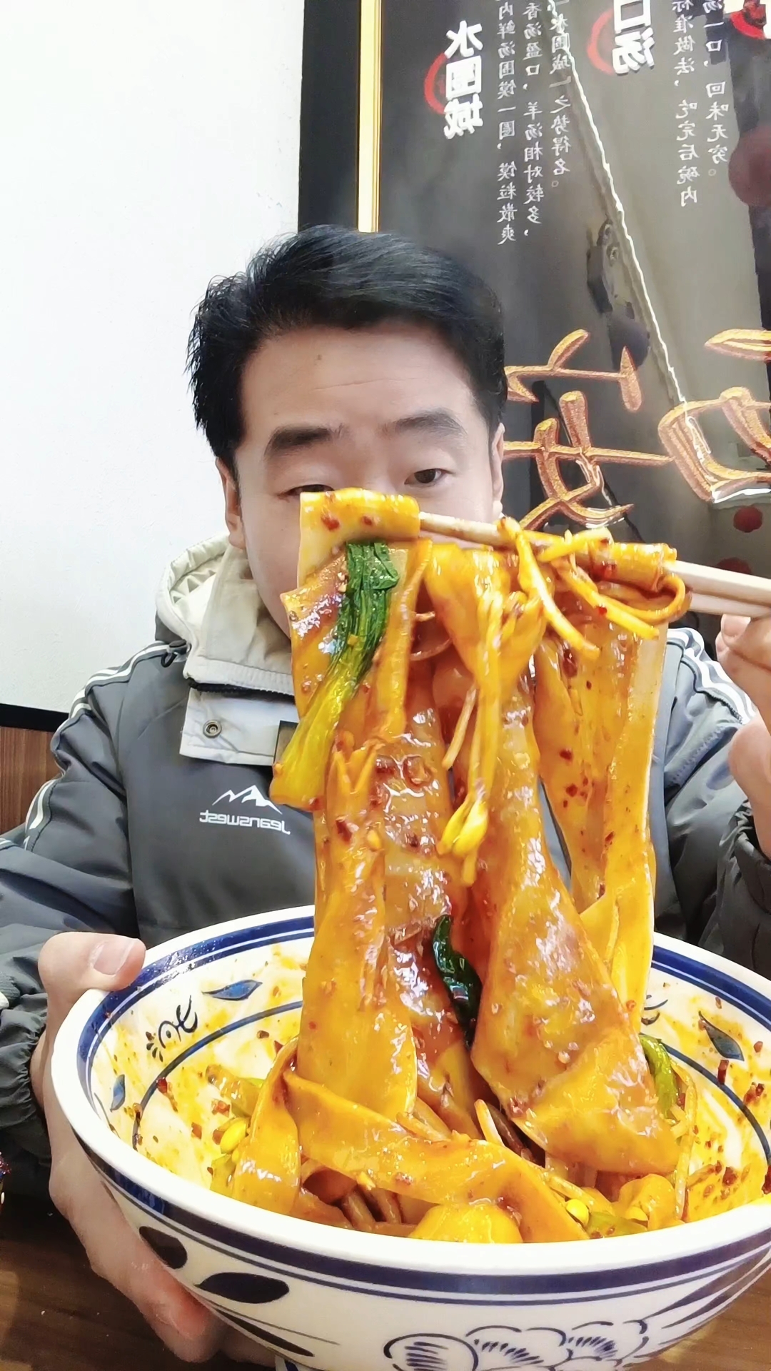 这应该全西安最便宜的油泼面和牛羊肉泡馍 汤香肉烂面条劲道真香
