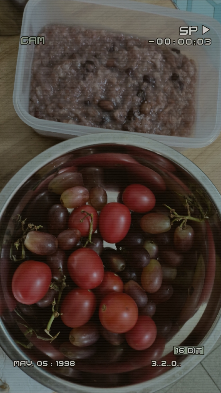 今天吃的早餐八宝粥,还有水果,好美味哦