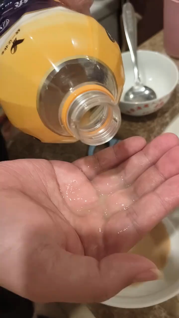 还在保质期内的阿萨姆奶茶 很难不生气 (转发的视频)