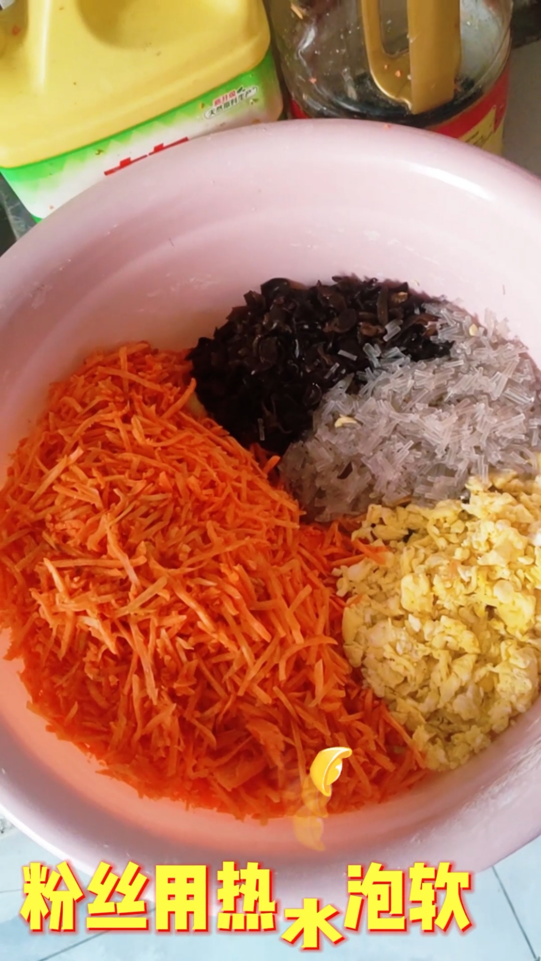 用自家小麦面粉和小米面粉蒸的素三鲜包子 味道美味