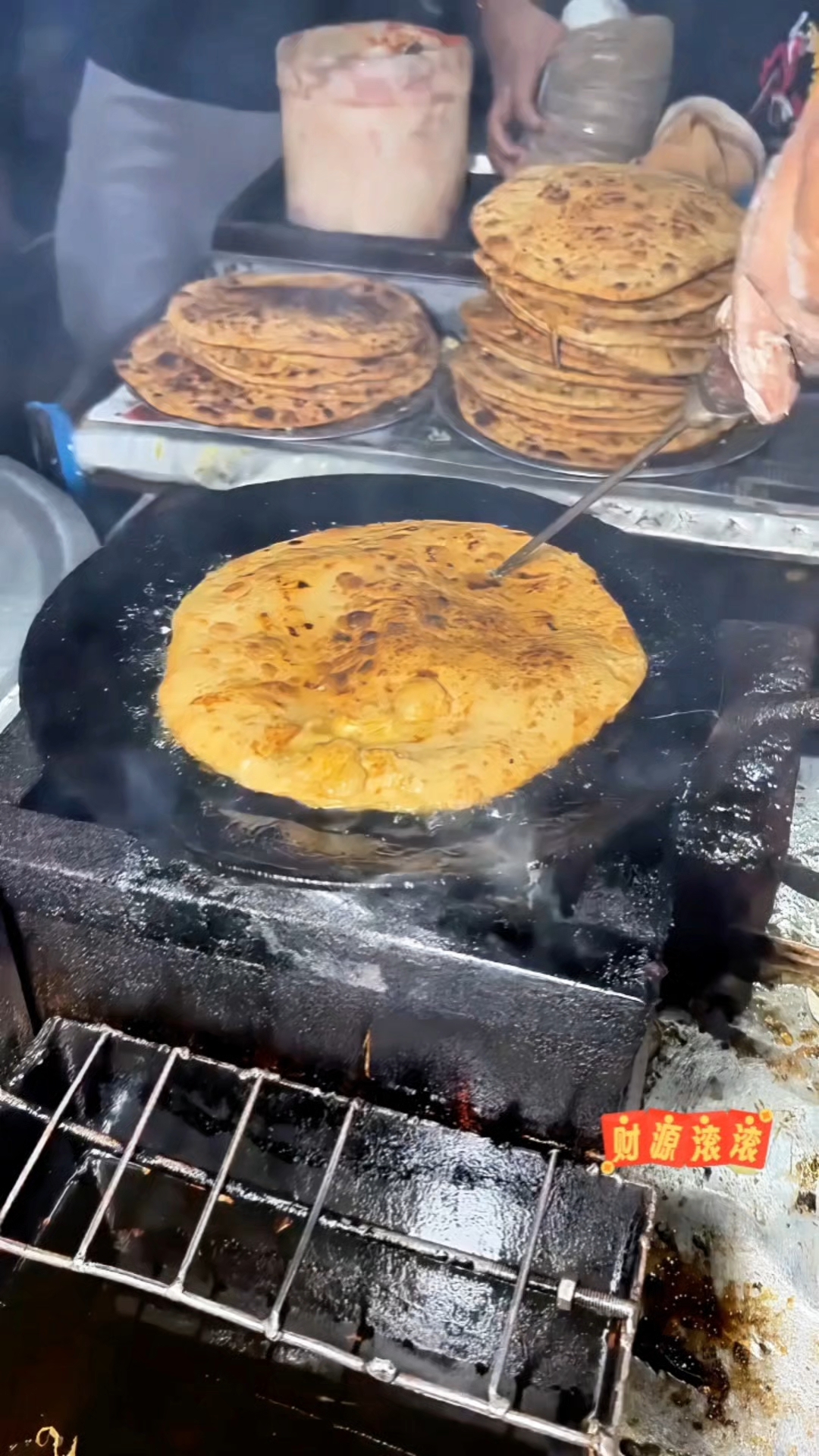 油炸美味的鸡蛋灌饼