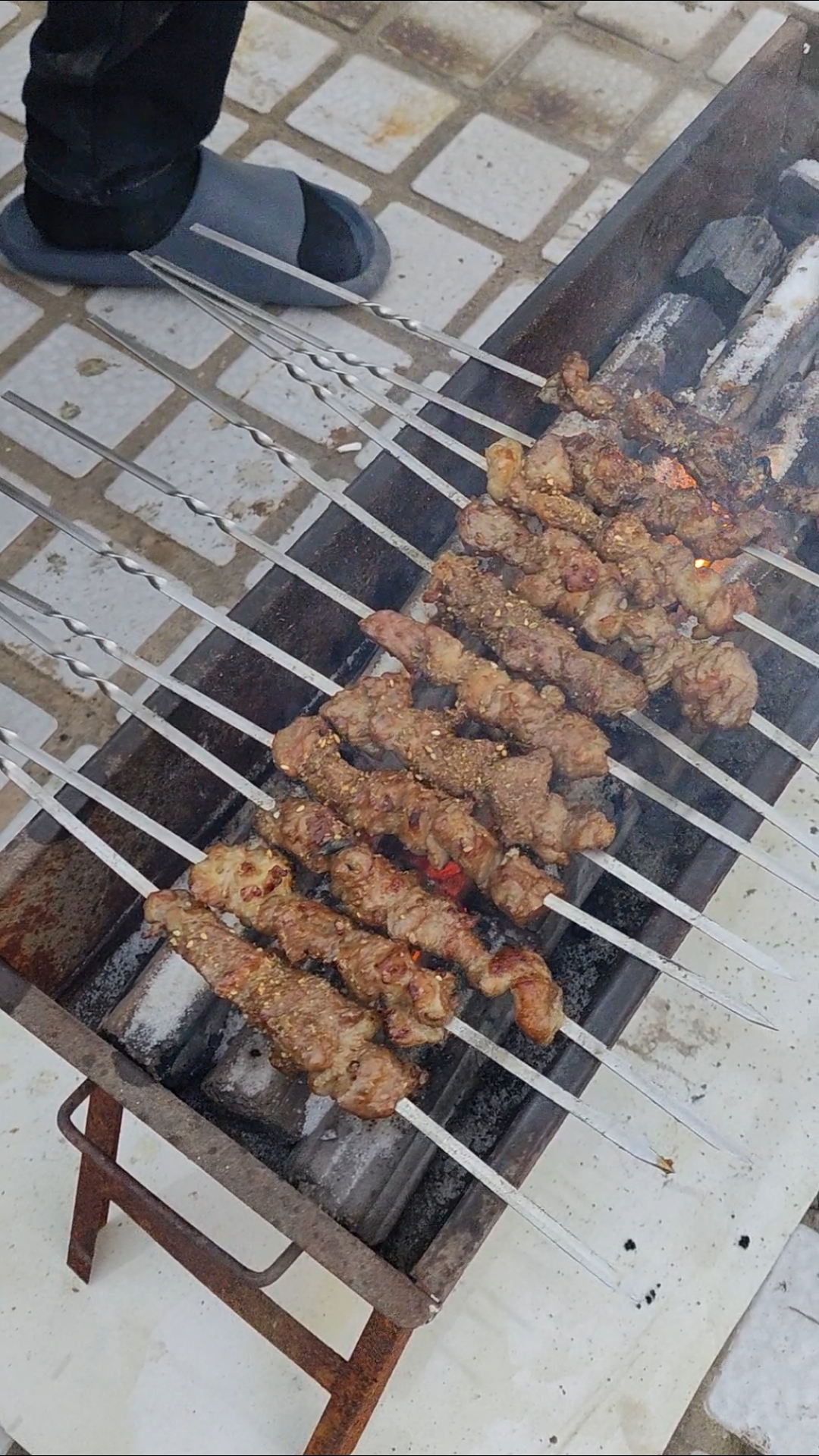 自家天台露台上吃个炭烤羊肉串,羊肉串个头串的真大真实在