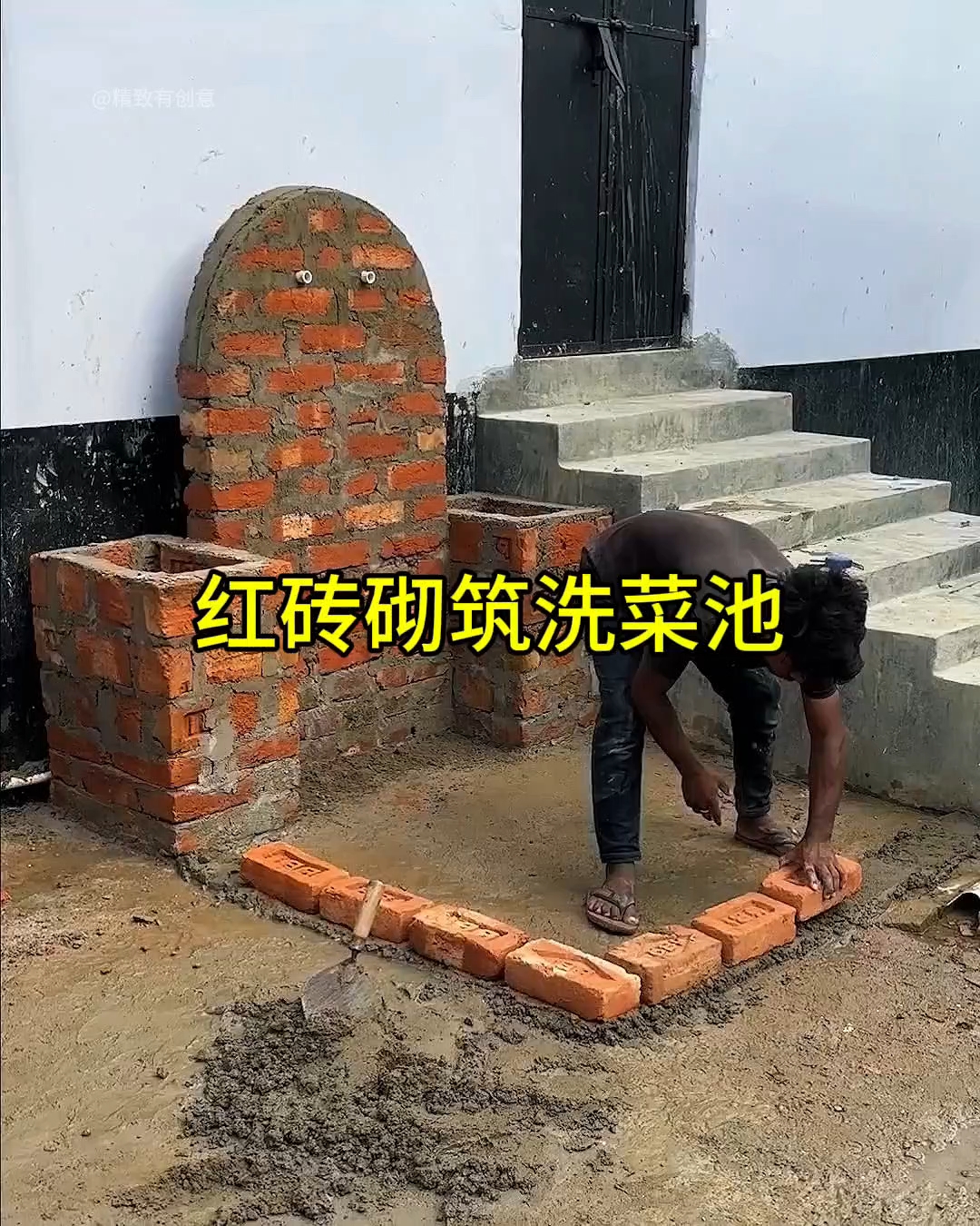 果真高手在民间呀,小伙居然利用红砖砌筑出一个超级实用的洗菜池