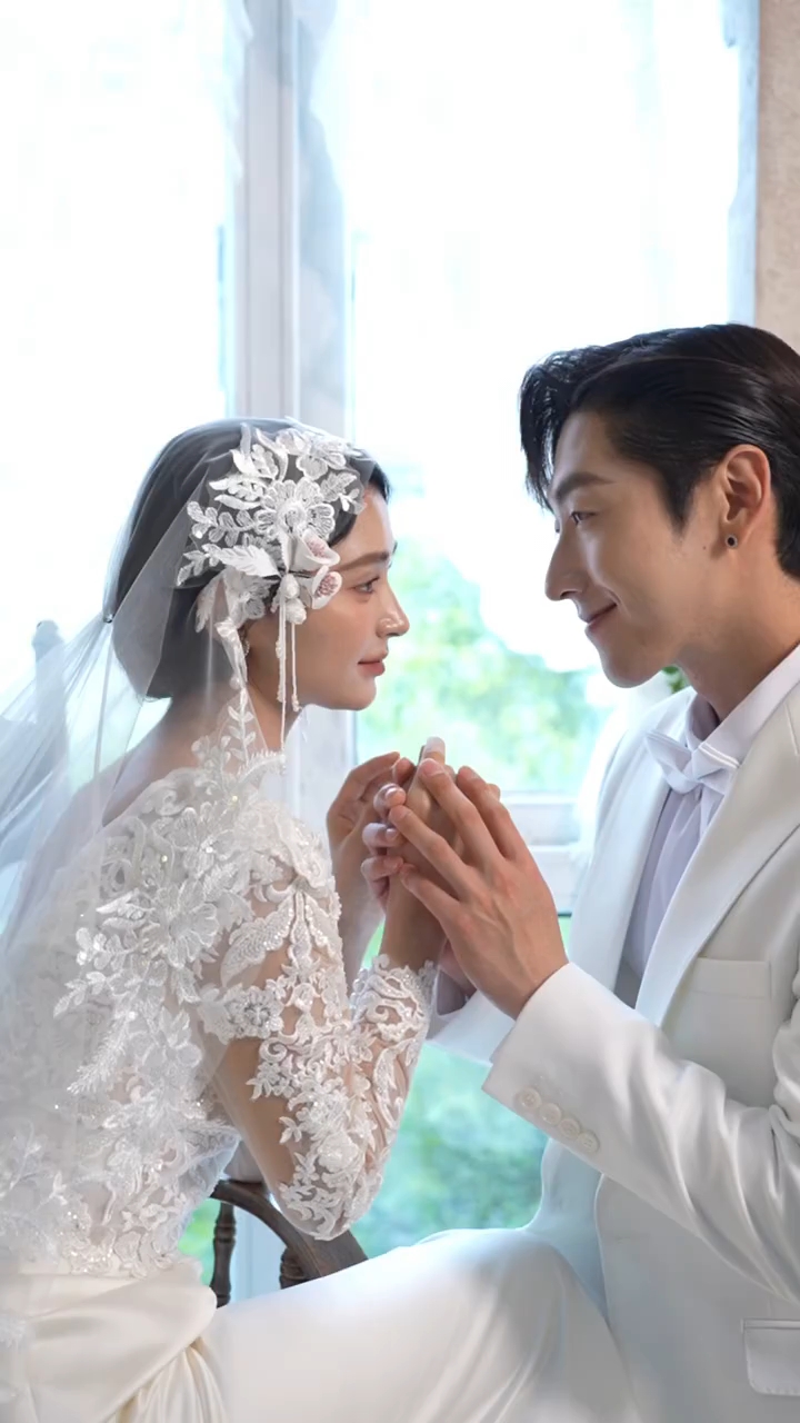 巨好看!!复古法式婚纱照新娘身着一袭修身的鱼尾婚纱