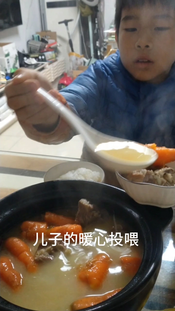 中国好邻居奶奶送了胡萝卜，搭配骨头汤 ，小蝌蚪吃的太赞