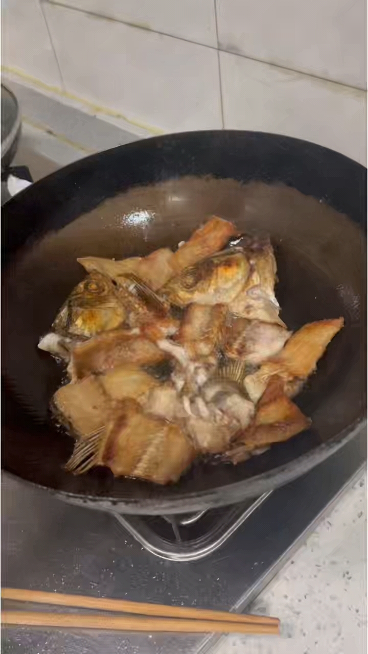 今晚的酸菜鱼咸香下饭 ,马蹄莲藕炒瘦肉青脆爽口