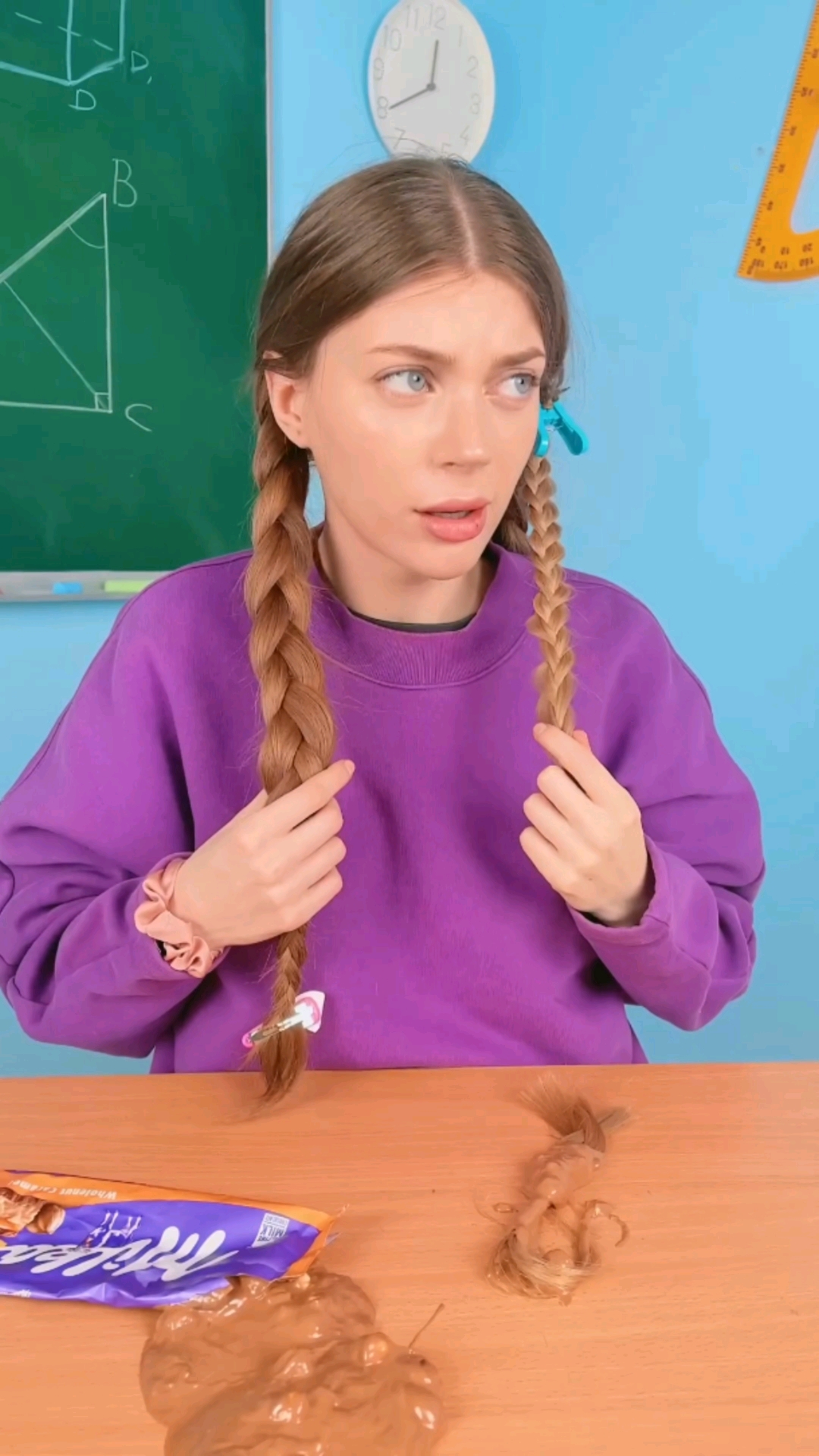 天呐!头发竟被同学倒上了巧克力!