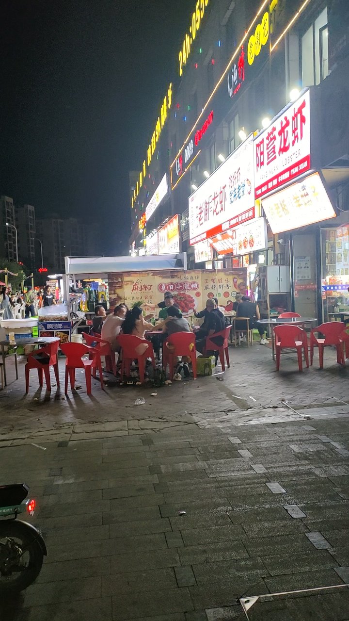 饭店晚上搞得好像夜市一样,现在已经凌晨一点了