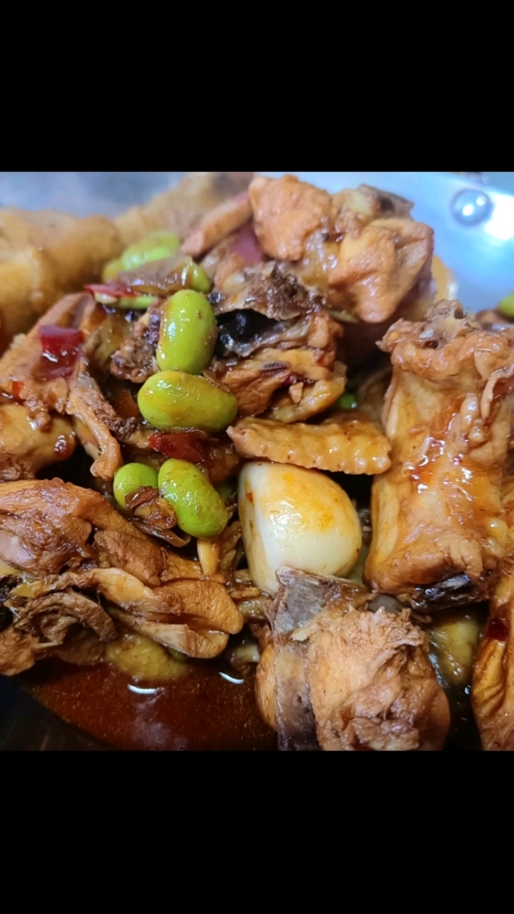 毛豆红烧鸡,特意留了一个大鸡腿给孩子吃,上学辛苦,多补补