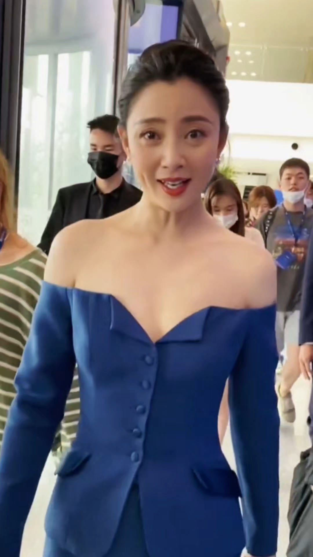 她曾荣获金鹰奖最佳女主角,从鸡毛飞上天骆玉珠到人世间的郑娟!