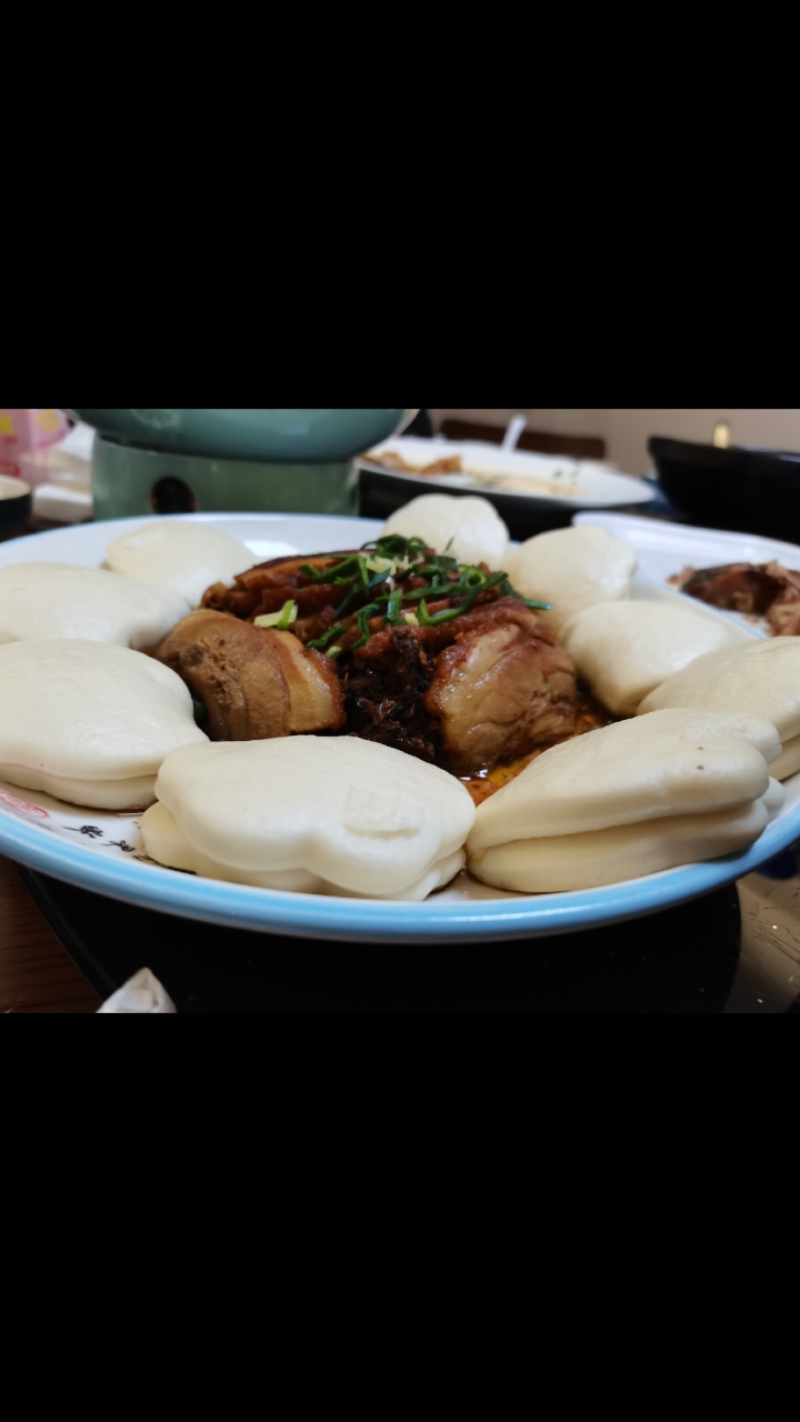 梅菜扣肉夹馍肉烂味香,吃起来口感微甜,而且肥而不腻