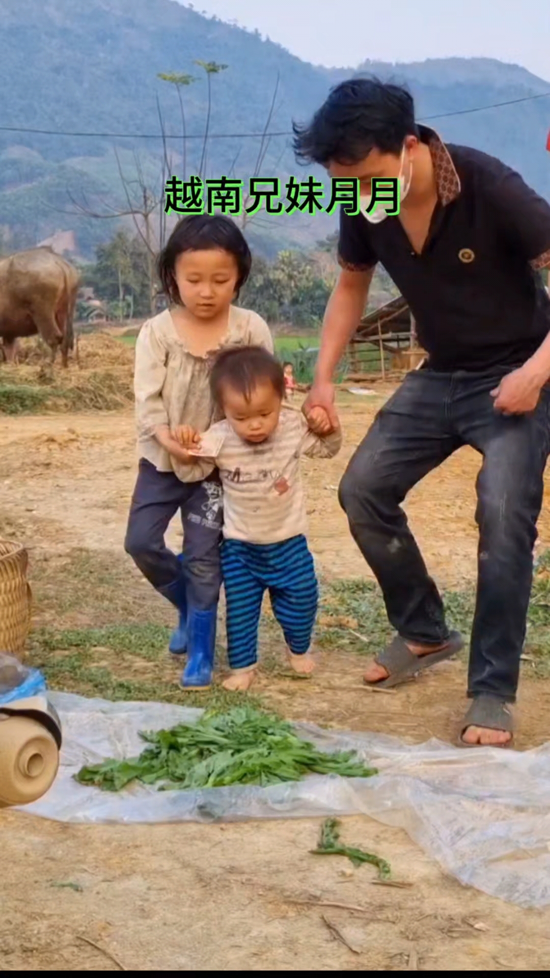 月月今天出去卖菜,劳累过度的他也是突然的晕倒了,幸好是路过的