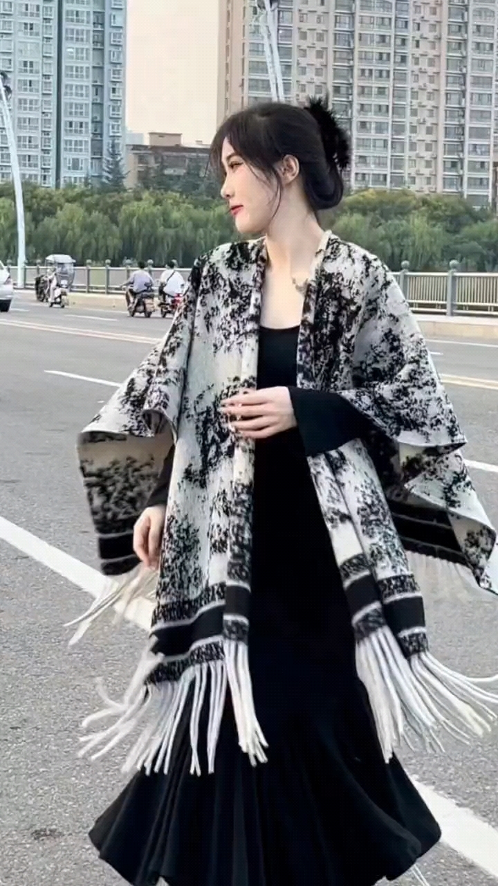 快来试试披肩搭配鱼尾连衣裙吧