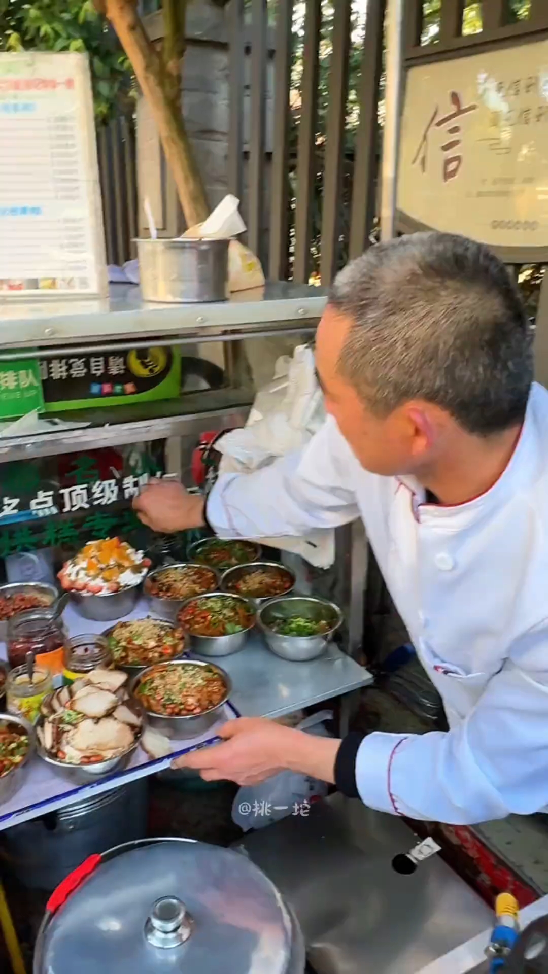 成都街边洁癖叔叔的劳斯来斯蛋烘糕 人间烟火 街小吃 美食