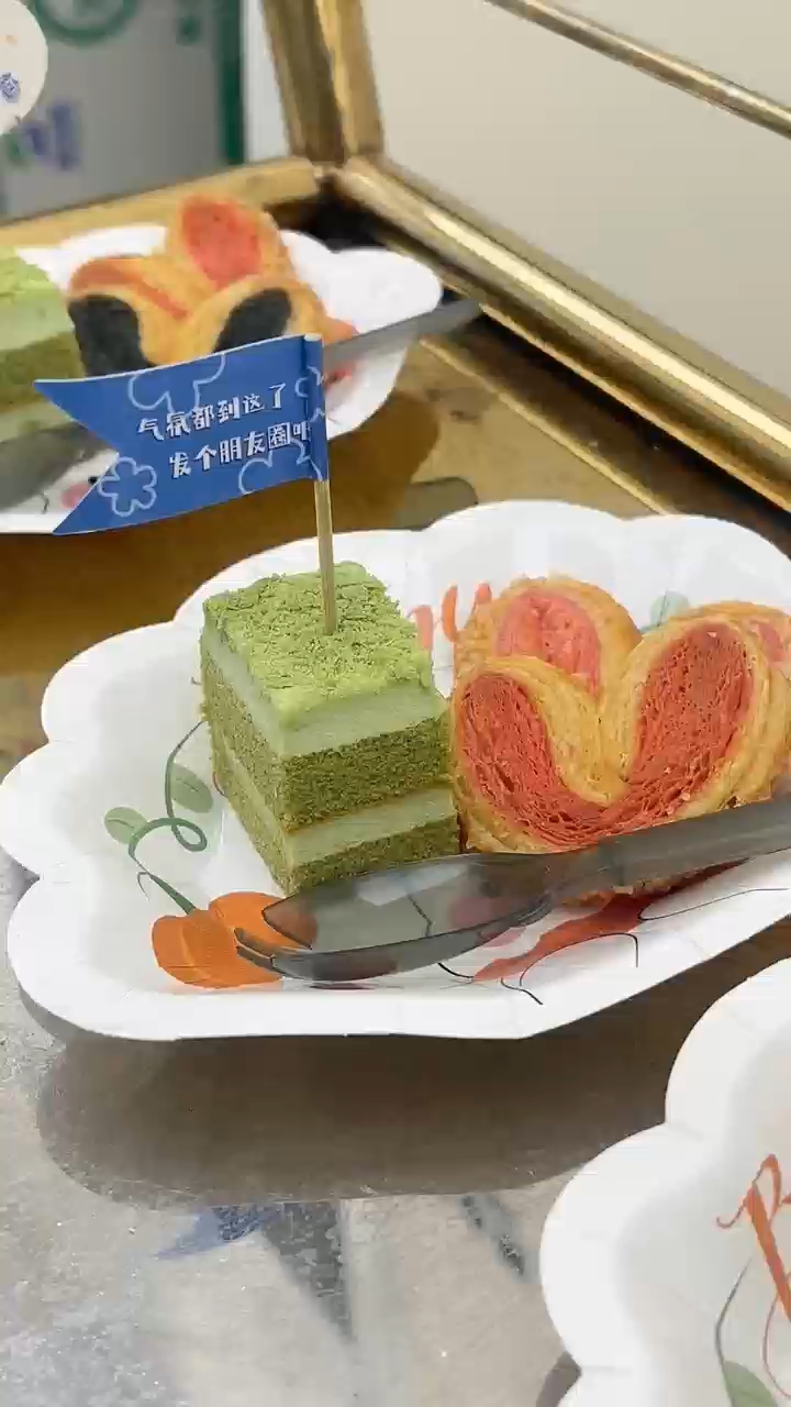 他们家的下午茶居然还有我喜欢吃的绿茶蛋糕,点赞@华欣美辰