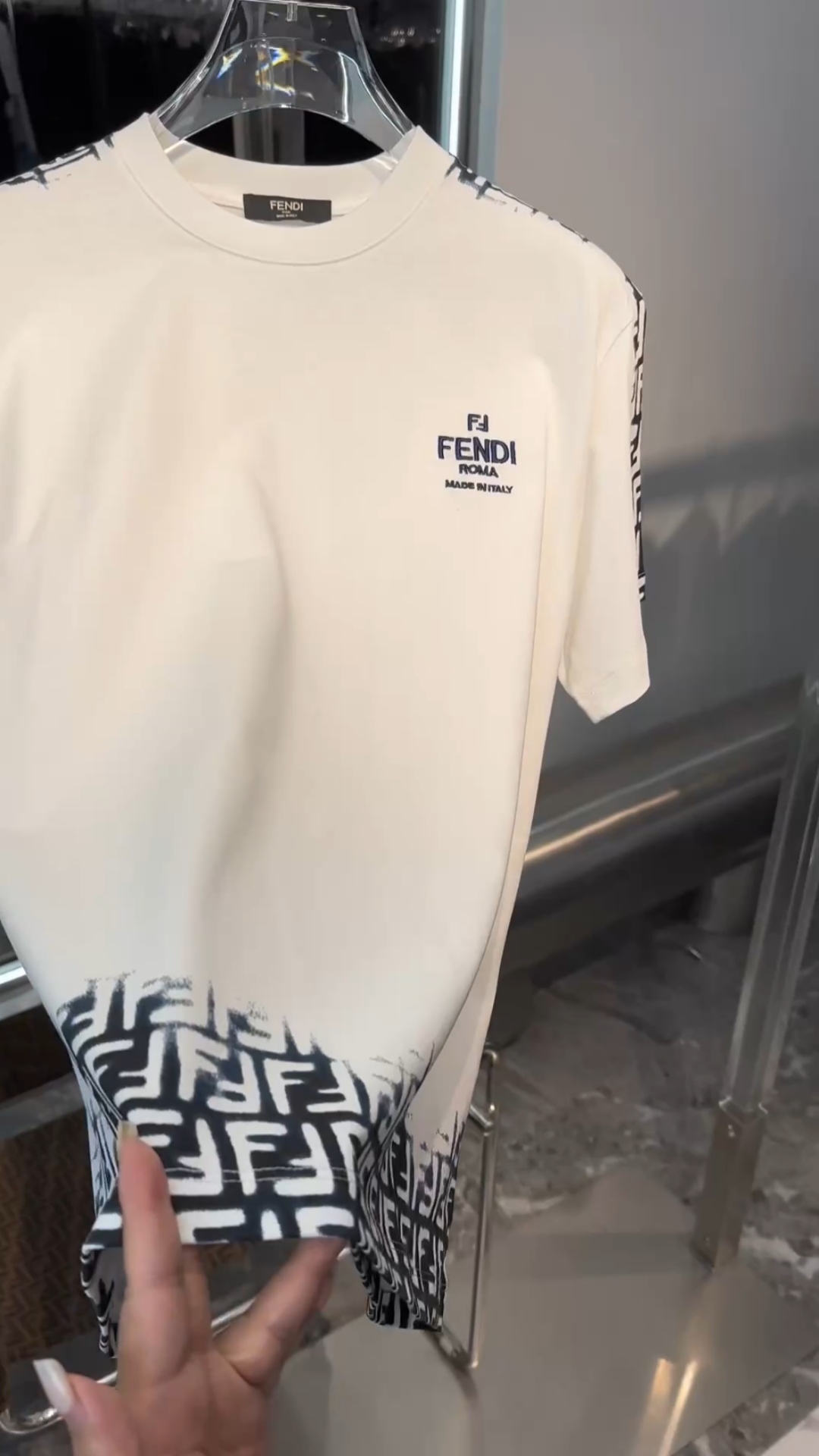 半身芬迪经典logo设计真是走在时尚潮流前沿