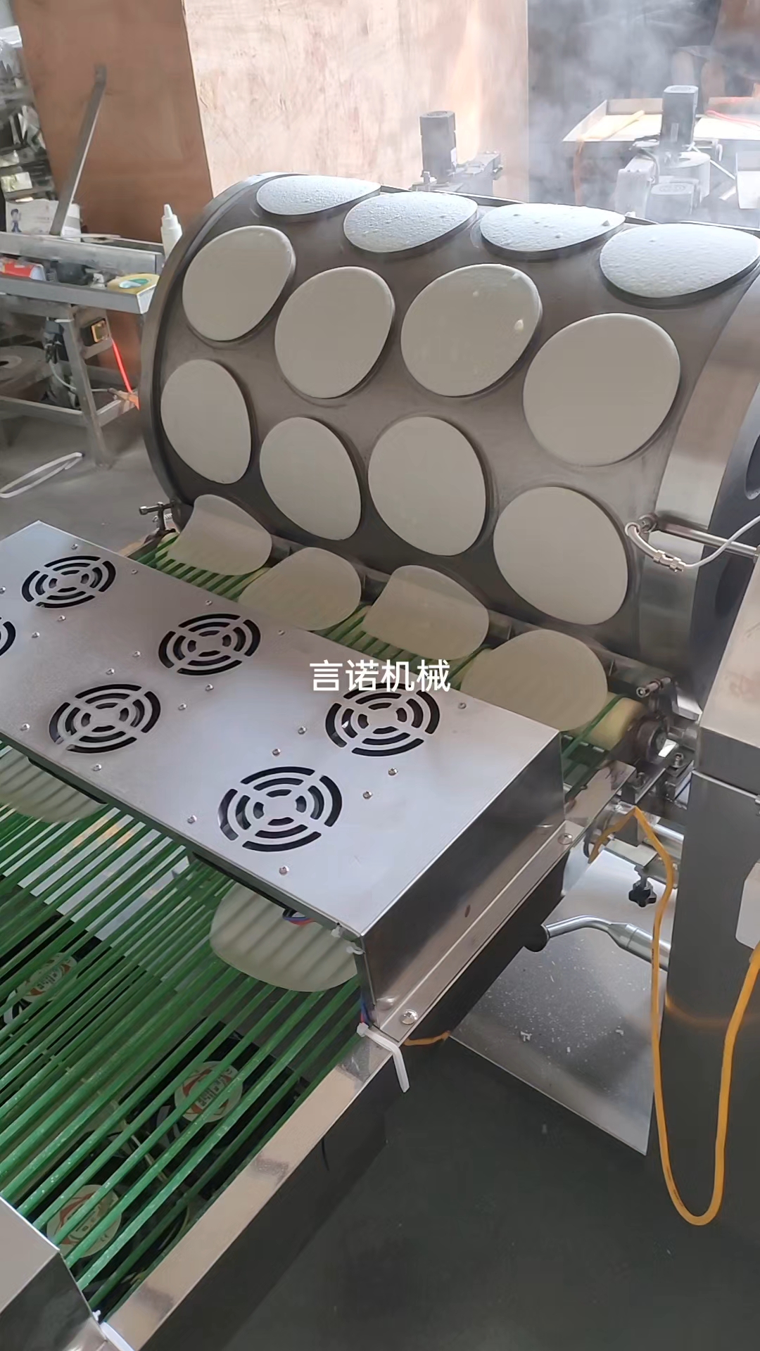 烤鸭饼春卷皮机支持定做各种型号,四排电加热翻饼加计数,加洒面
