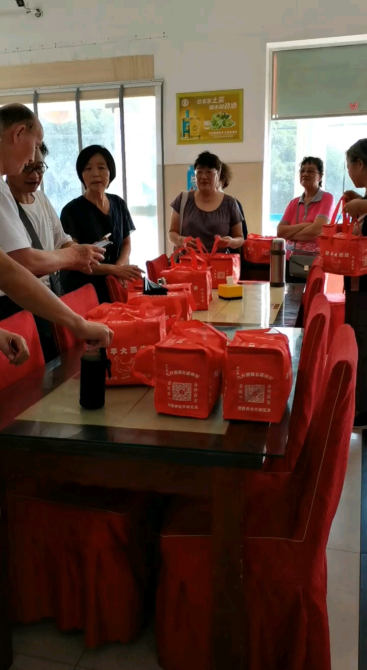 土鸡汤味道好,老顾客到店购买带回家