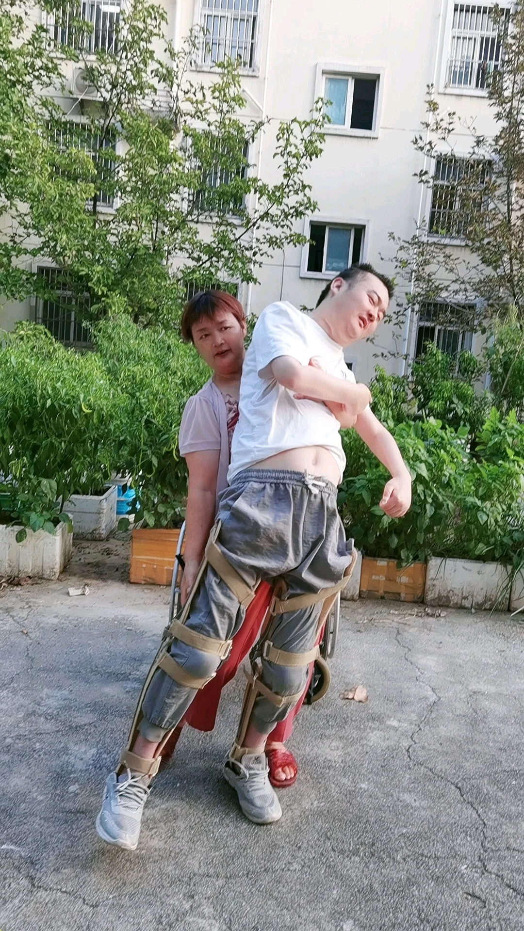 妈妈抱我站起来教我学走路的姿势就像一只鸭子一样左右摇摆的走