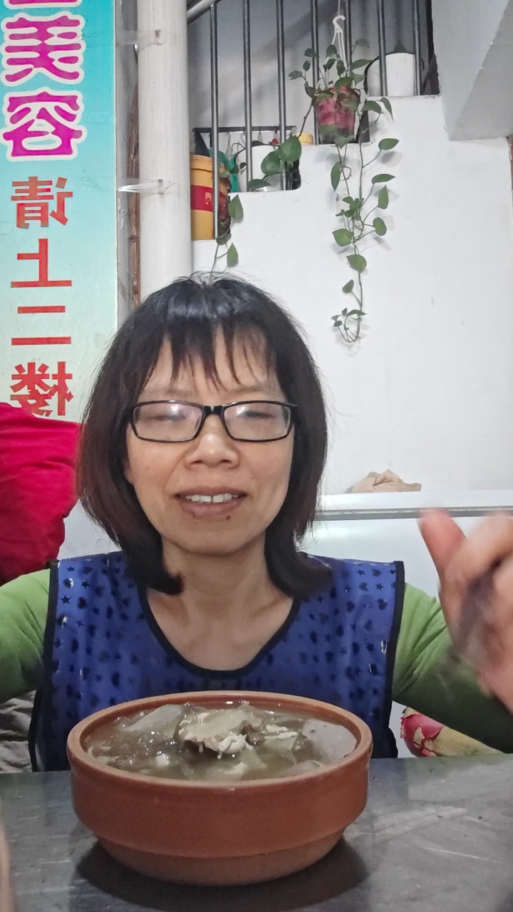 红薯粉丝放在羊肉汤里,味道鲜美,明天红烧羊肉,或许更好吃