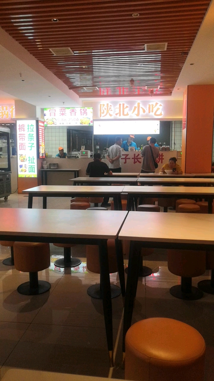 看看这个小吃城里面的环境和饭的种类