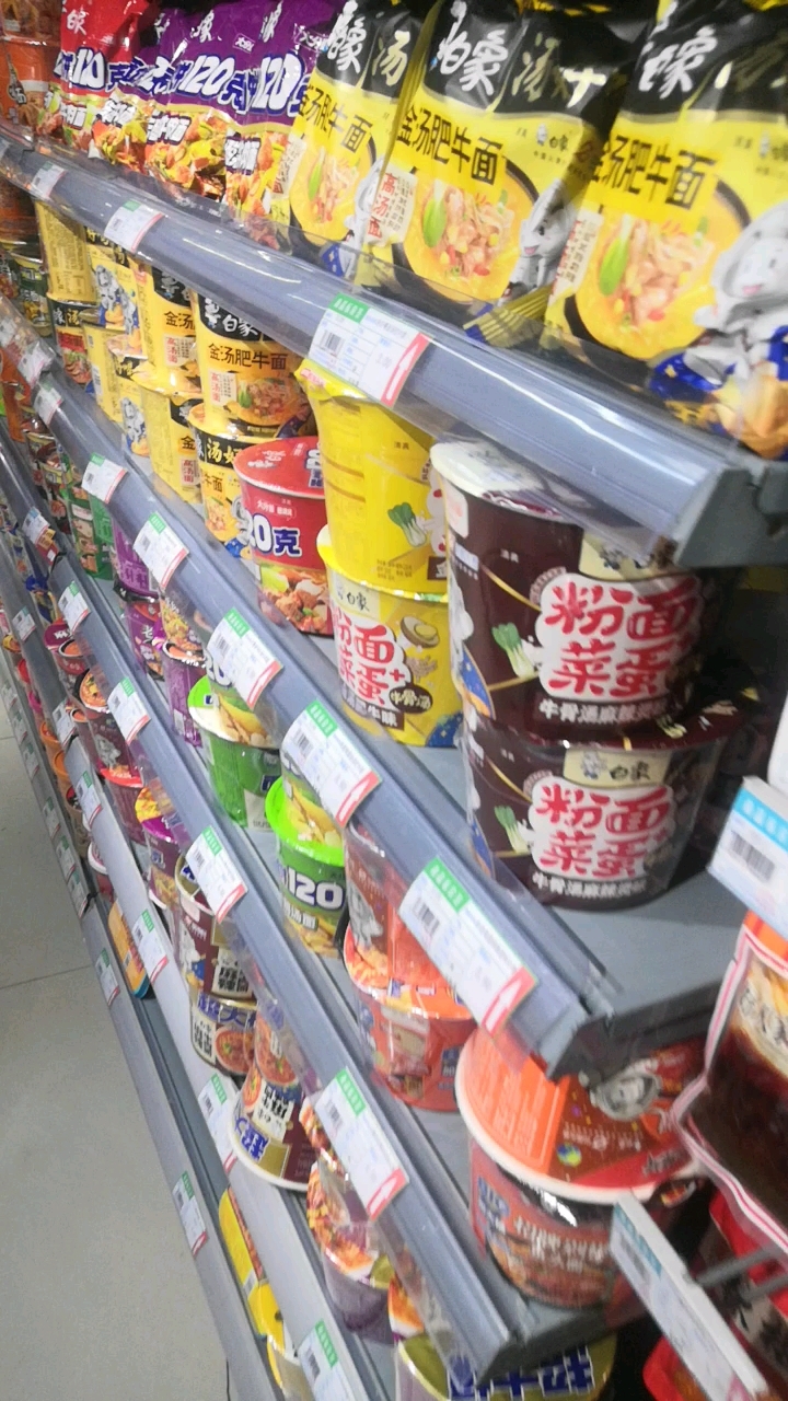 桶装袋装方便面都弄些下雨了不慌