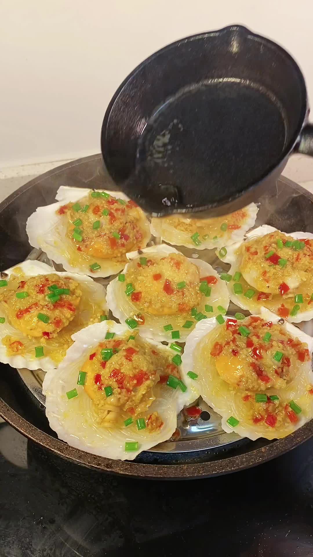 自己在家做蒜蓉粉丝蒸扇贝,吃起来太满足了～