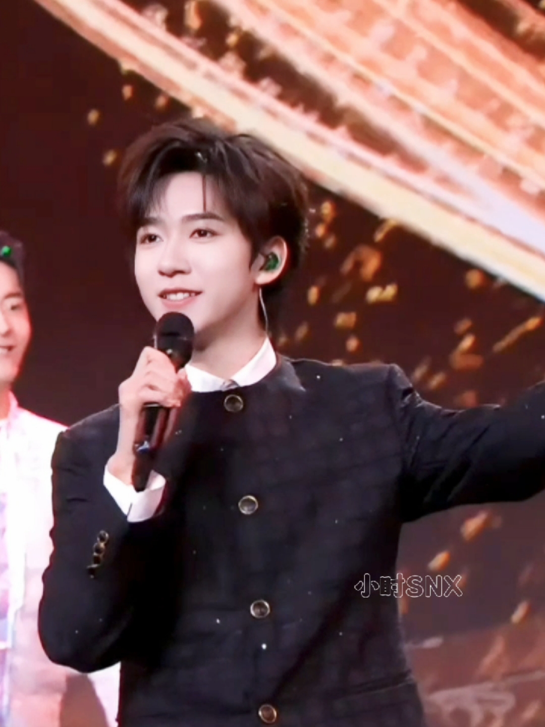 贺峻霖在一步一步走上更大的舞台