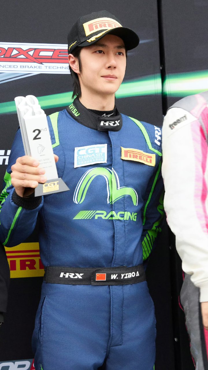 王一博荣获法国大奖,鳄鱼踢又踢出圈了