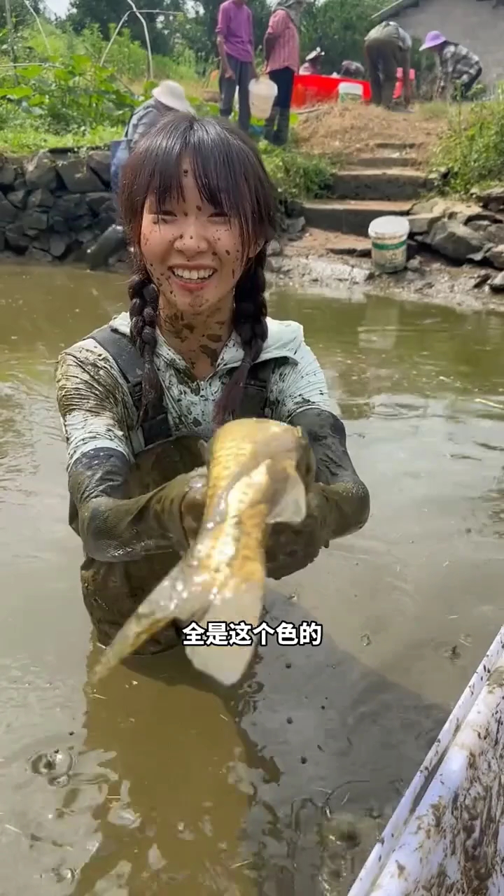 #春耕寻鲜季 抓鱼比赛，记录生活，村里有喜事