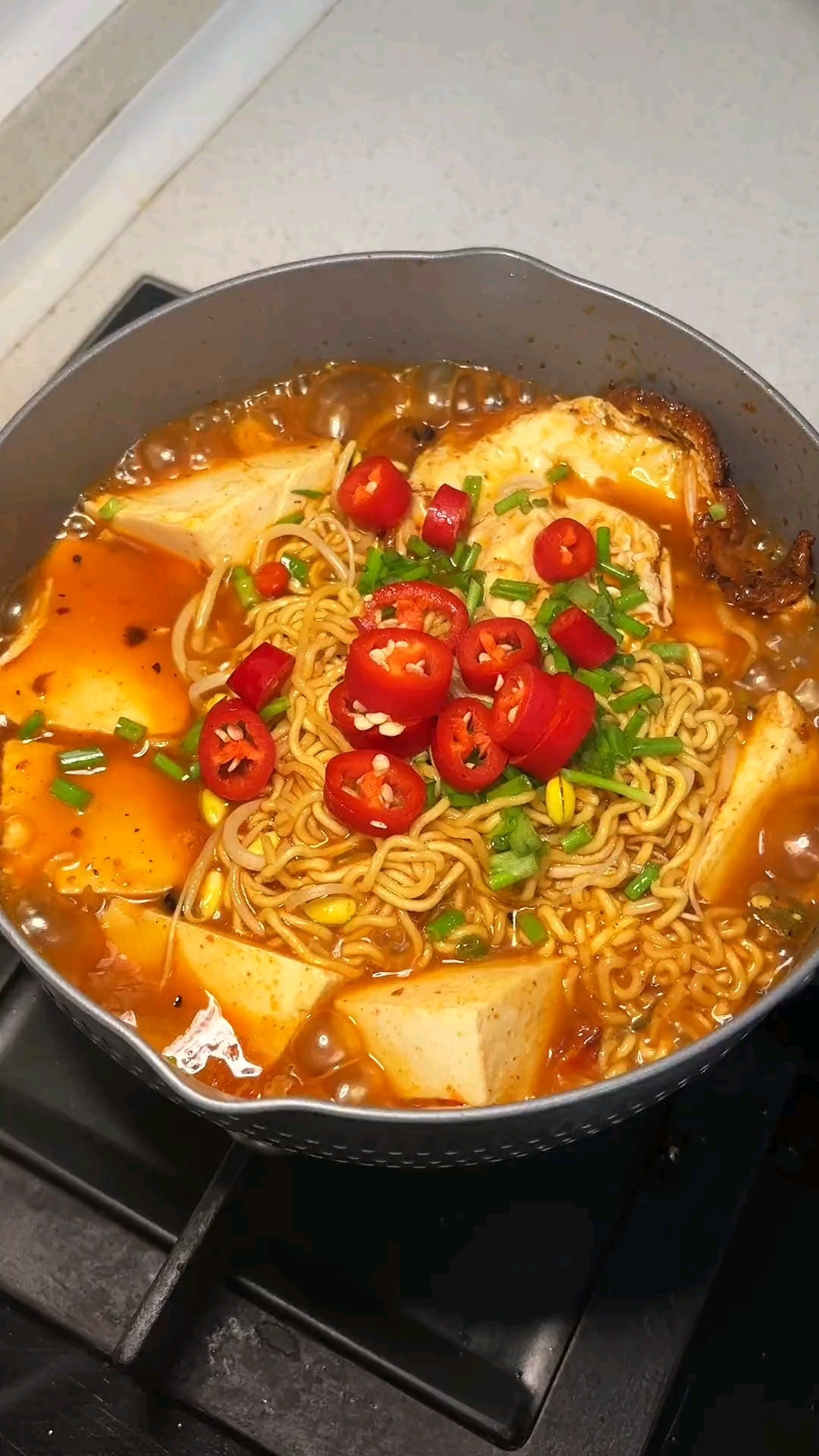 一勺灵魂辣椒油,辣椒油煎鸡蛋和火腿肠巨香,好吃再煮个金拉面!
