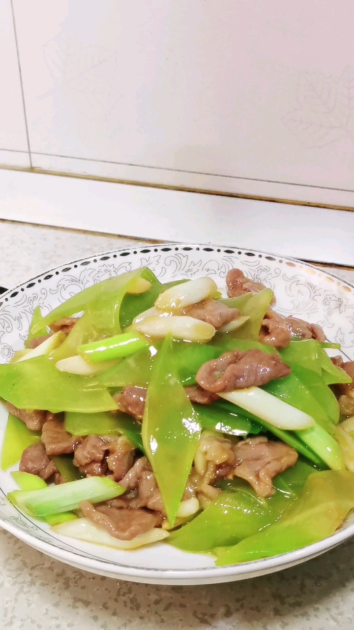 家常菜莴笋炒肉,肉片嫩滑,莴笋脆嫩,巨好吃