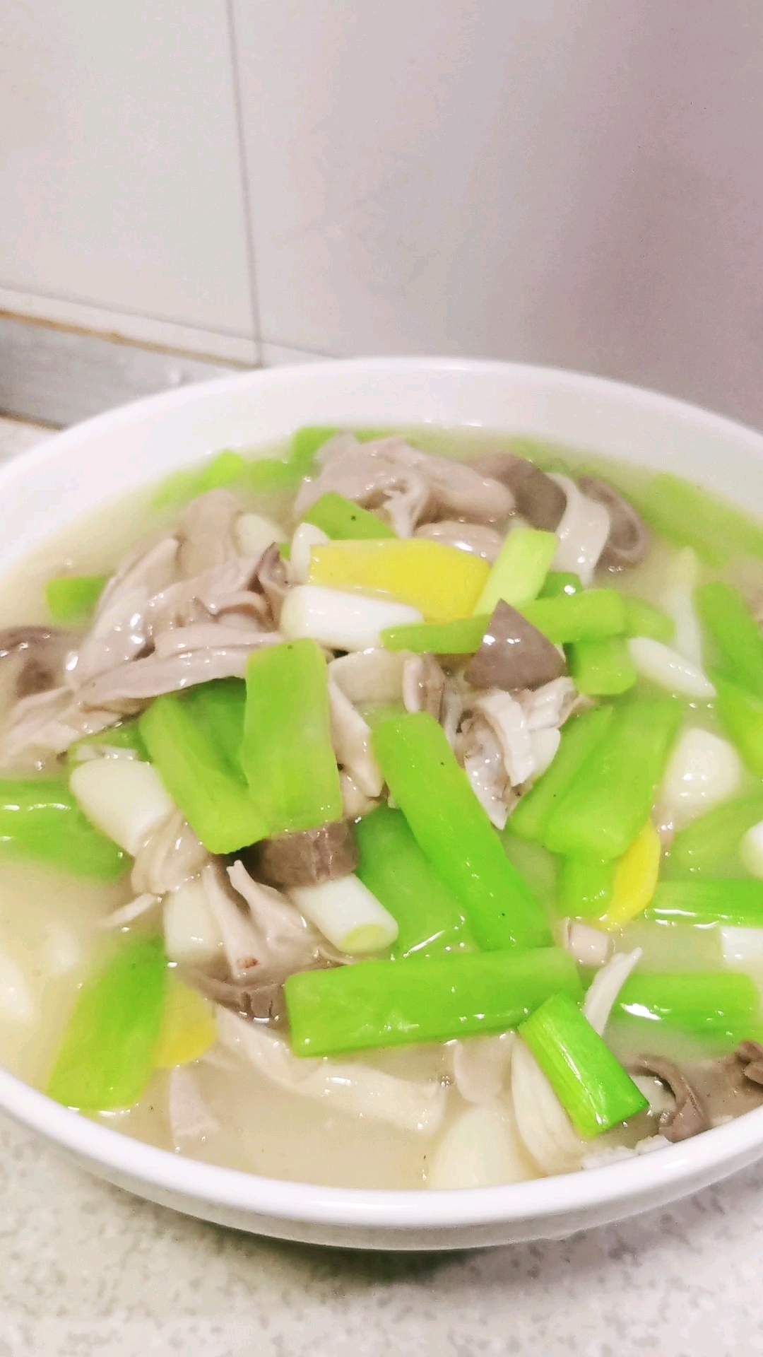 传统家常菜,大蒜莴笋烧肚条