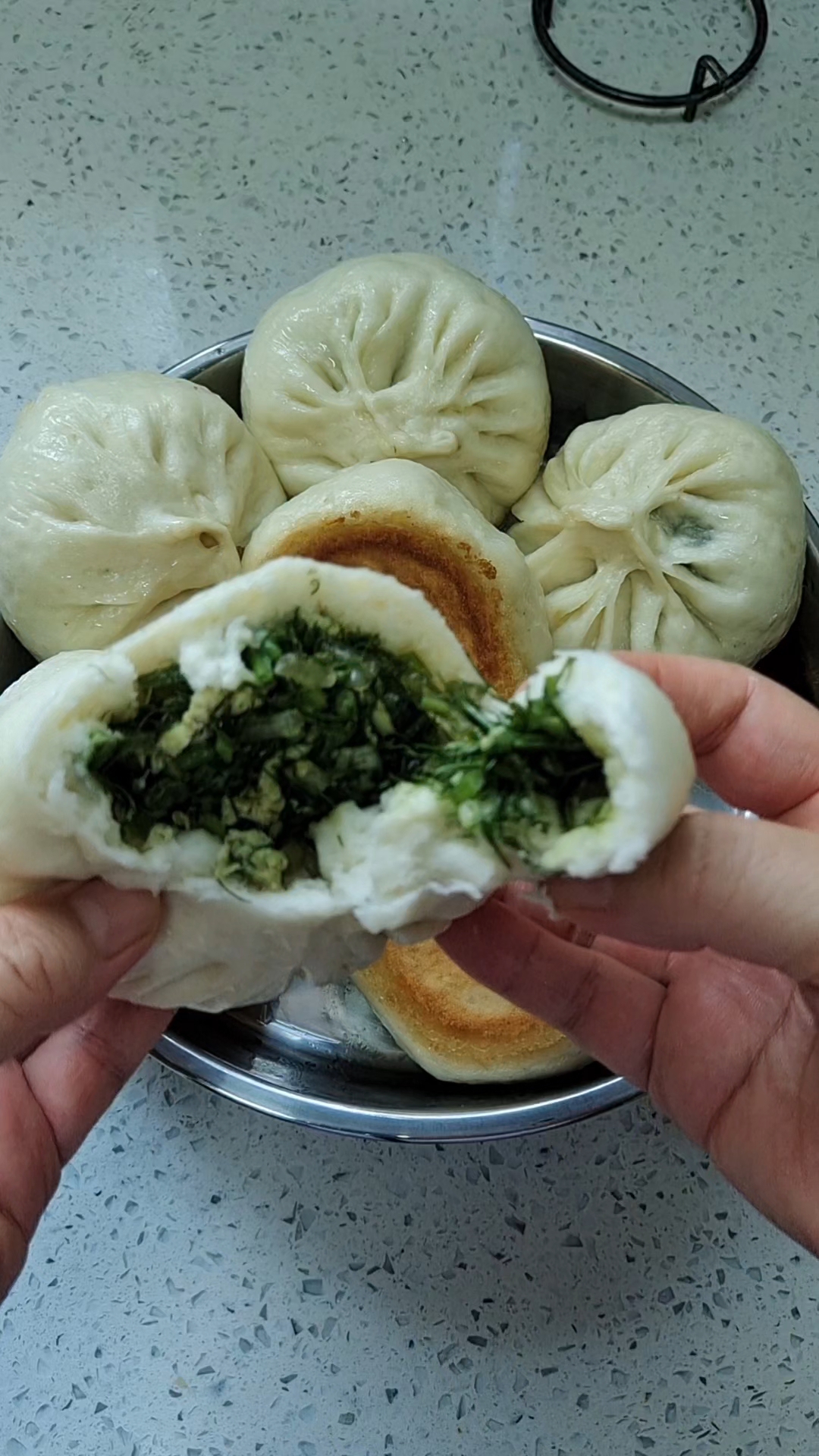 茴香鸡蛋馅水煎包,薄皮大馅儿,外皮金黄酥脆