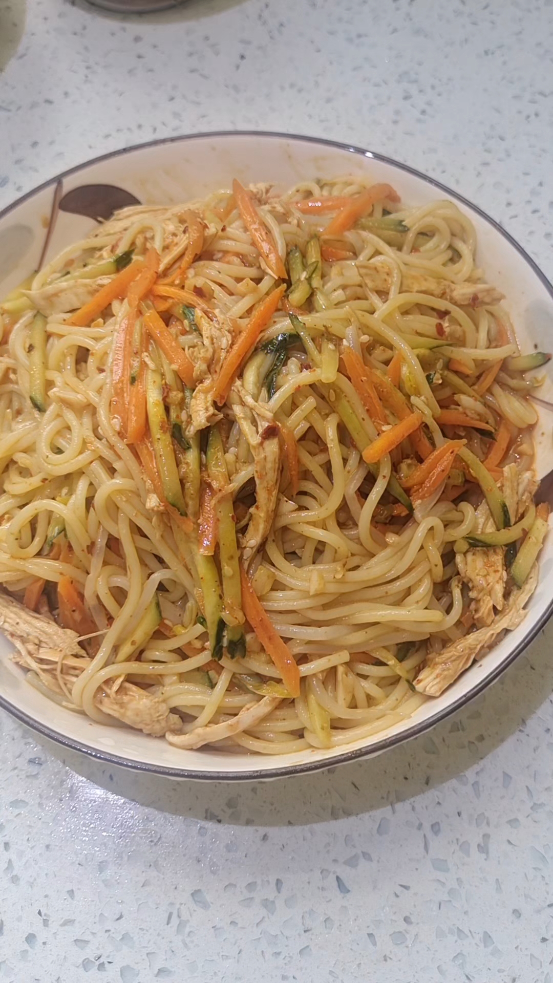 鸡丝凉拌面,清凉爽口,夏日必备
