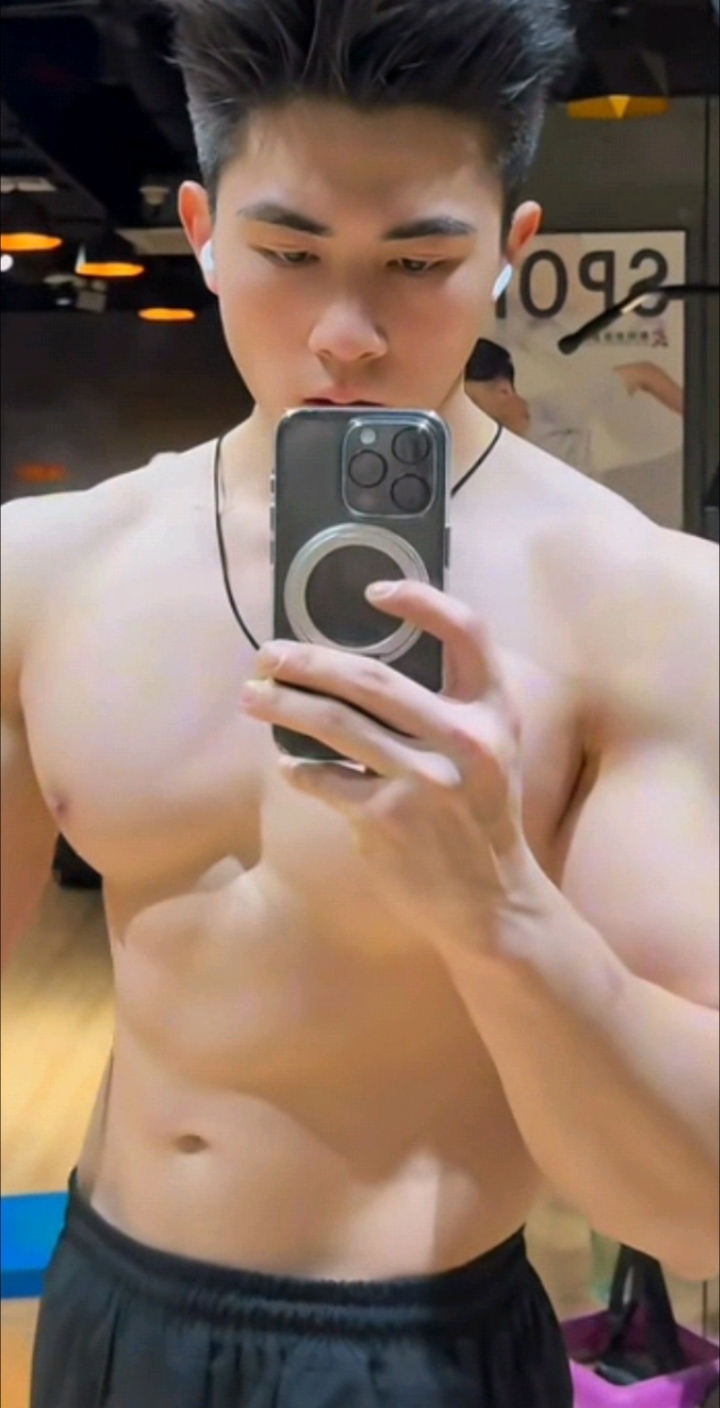 光膀酷帅肌肉男健身后自拍，健壮性感会便宜哪位小哥哥？