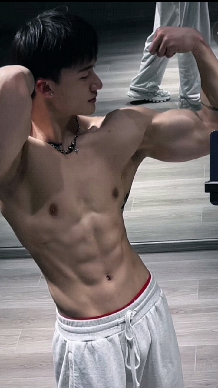 健身房里的肌肉型男!白净帅气+八块腹肌,如果穿衣会更有魅力哦