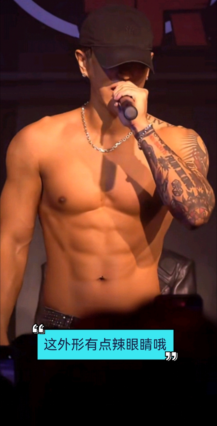哇哦！打耳钉文身肌肉男光膀跳热舞，八块腹肌痞帅范，还愁没室友