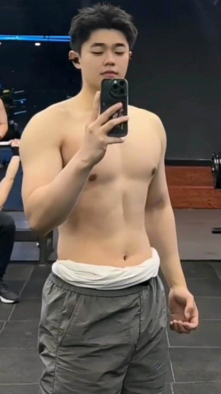 好家伙!健身房肌肉男穿白T恤搭牛仔裤,对镜自拍,颜好身材更酷