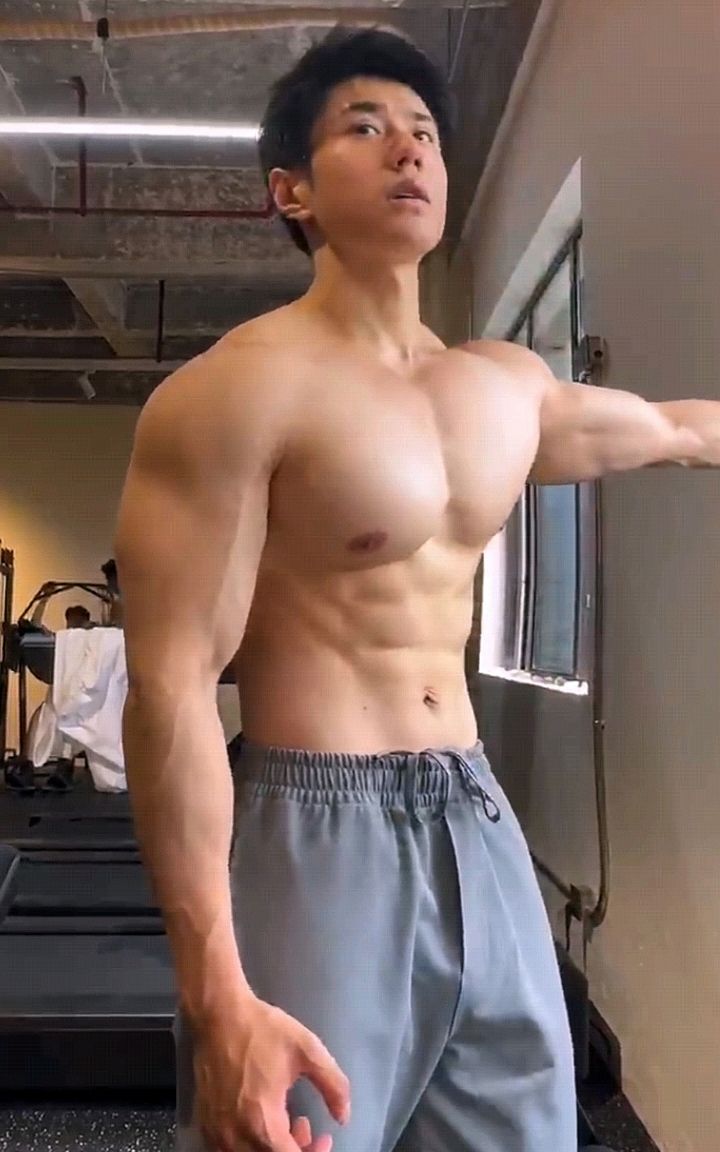 21岁猛男健身房自拍秀肌肉，倒三角身材配粗壮手臂，胸肌超震撼